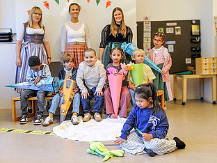Ein Bild das die Kinder in der von Rothmund Schule an ihrem ersten Schultag zeigt. 