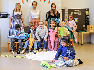 Ein Bild das die Kinder in der von Rothmund Schule an ihrem ersten Schultag zeigt. 