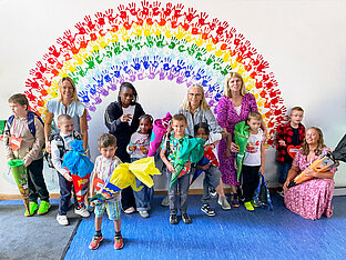 Ein Bild das die Kinder in der Partnerklasse in Geretsried an ihrem ersten Schultag zeigt. 